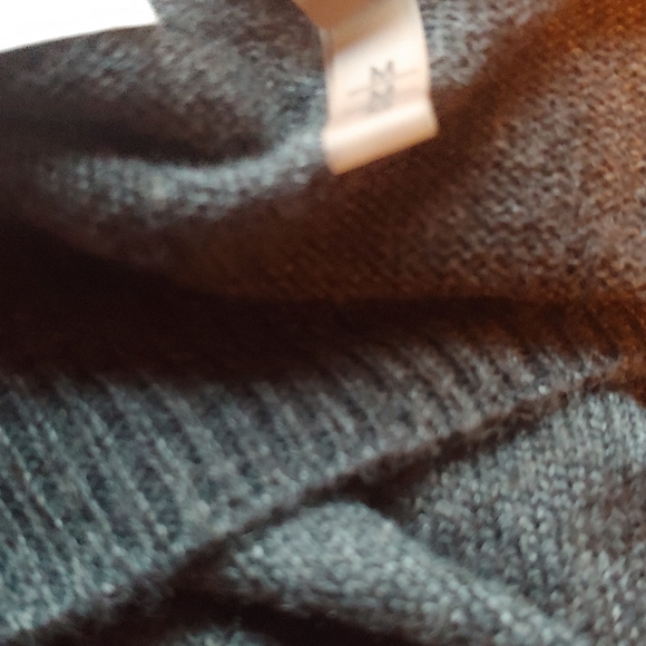 Cold Shoulder Sweater by Tahari NWOT - Picture 6 of 9